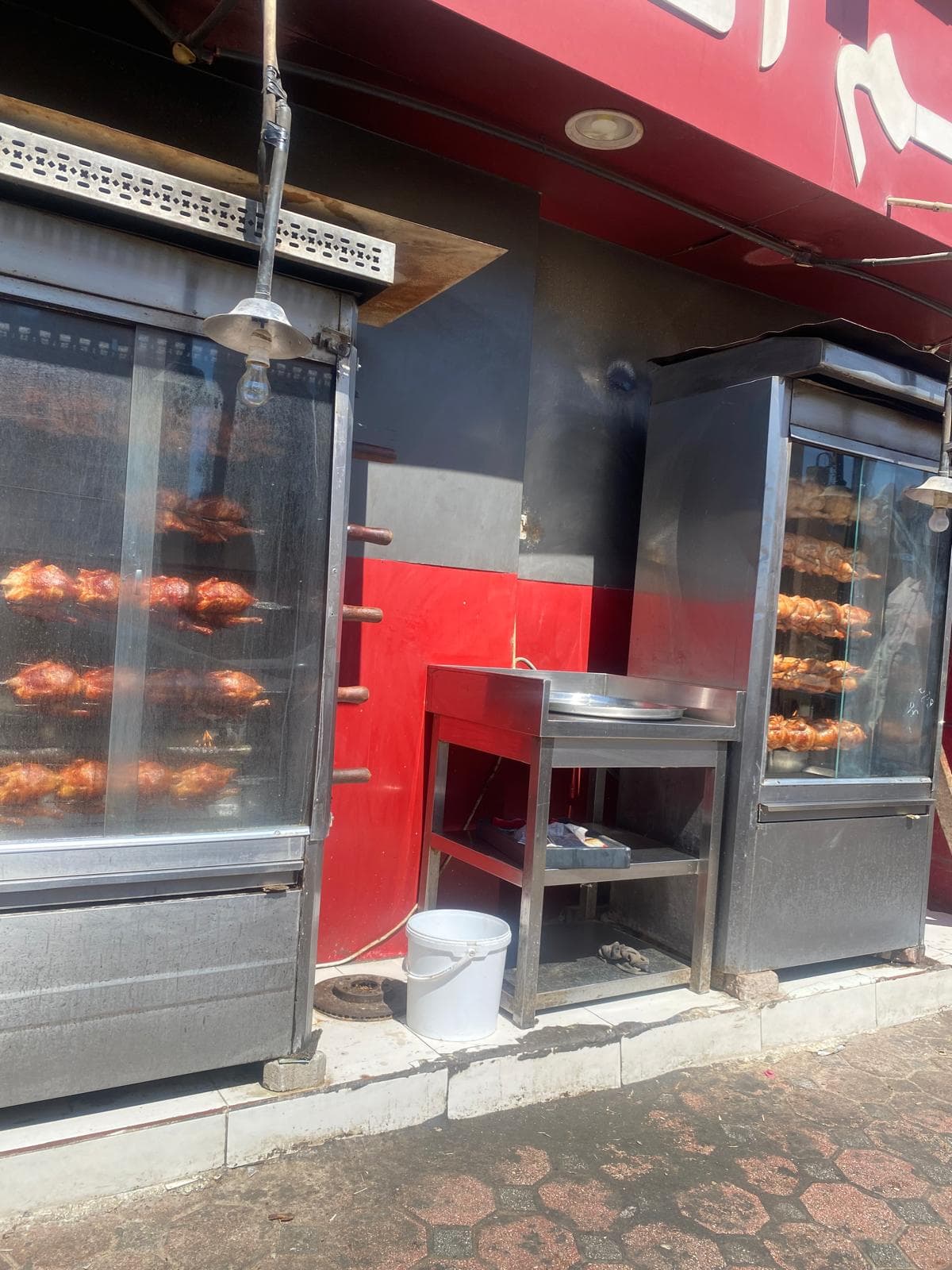 Pouliční stánek s kuřaty na grilu