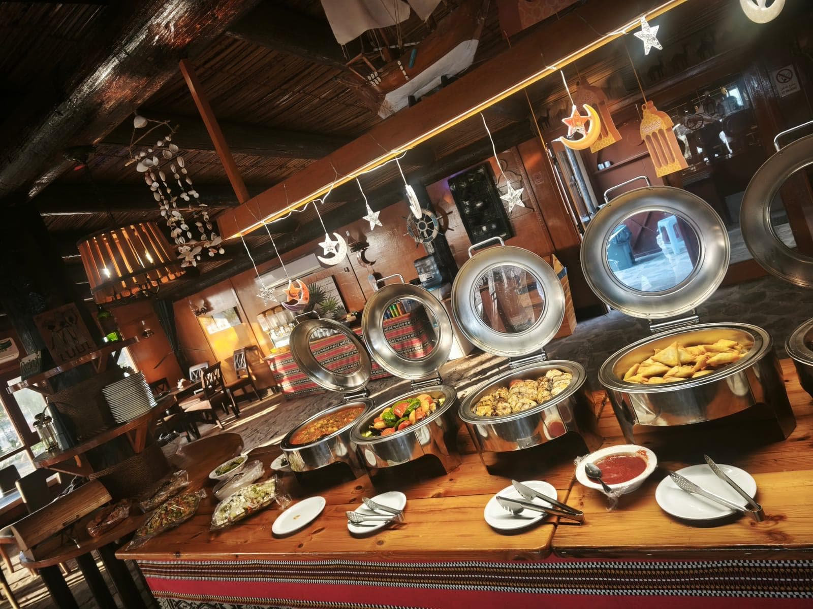 Bufetový stůl s ománskými pokrmy v restauraci